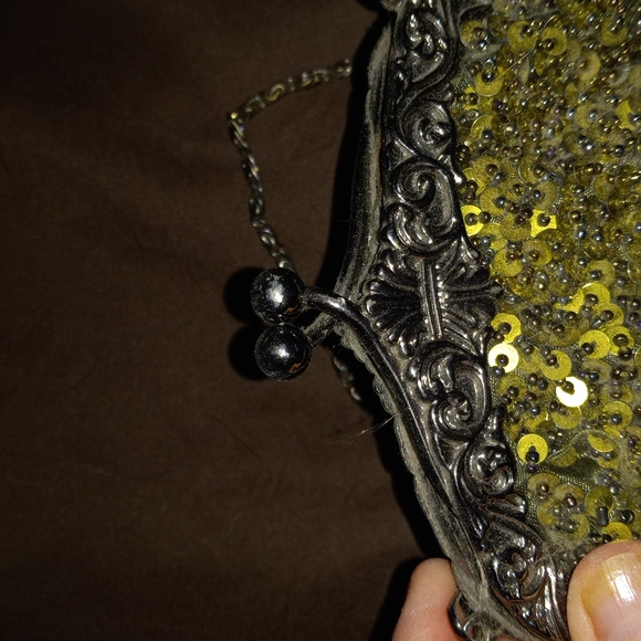 Beautiful vintage style handbag. GLITTERS SO PRETTY IN LIGHT - Picture 3 of 5